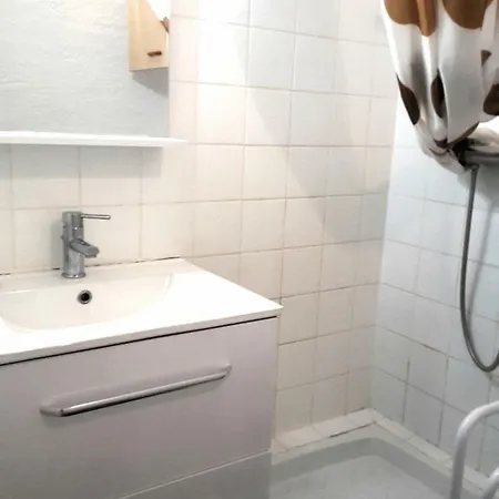 Apartment Leucate,dans La Verdure,studio Caverne En Pierre Dans Propriete Securisee Leucate