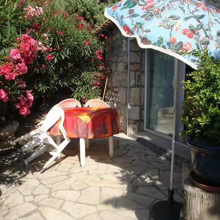 Apartment Leucate,dans La Verdure,studio Caverne En Pierre Dans Propriete Securisee