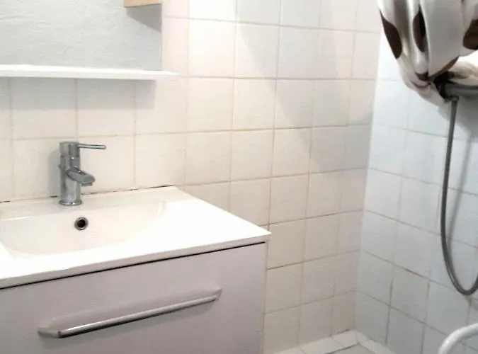 Apartment Leucate,dans La Verdure,studio Caverne En Pierre Dans Propriete Securisee Leucate