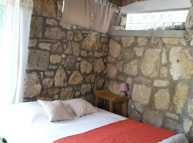 Leucate,dans La Verdure,studio Caverne En Pierre Dans Propriete Securisee