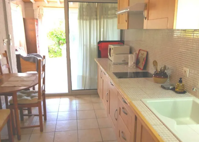 Leucate,dans La Verdure,studio Caverne En Pierre Dans Propriete Securisee