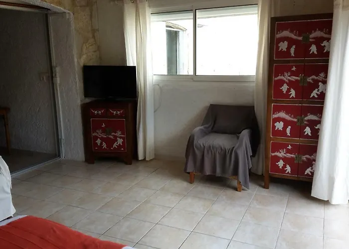 Apartment Leucate,dans La Verdure,studio Caverne En Pierre Dans Propriete Securisee