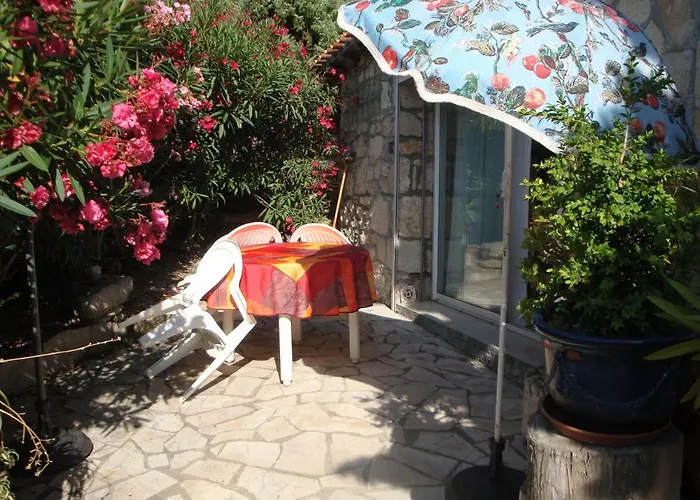 Apartment Leucate,dans La Verdure,studio Caverne En Pierre Dans Propriete Securisee