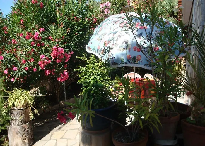 Leucate,dans La Verdure,studio Caverne En Pierre Dans Propriete Securisee *