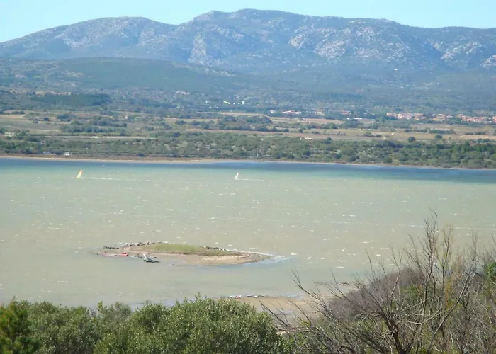 Apartment Leucate,dans La Verdure,studio Caverne En Pierre Dans Propriete Securisee Leucate